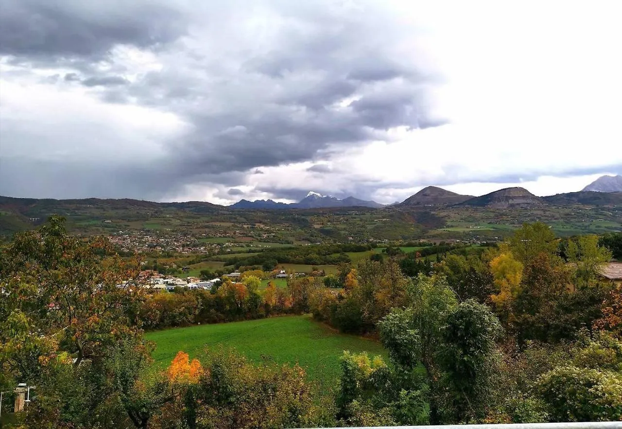 Appartement Chambre privée, sauna, calme, parking privé, cloturé adossé à la forêt, magnifique vue dominante sur la ville et les montagnes, piscine et jacuzzi partagés non privatifs en été Gap