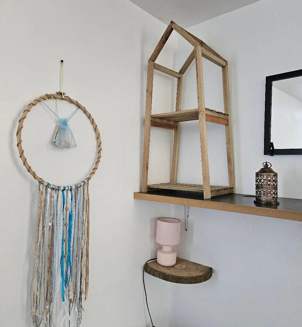 Chambre privée, sauna, calme, parking privé, cloturé adossé à la forêt, magnifique vue dominante sur la ville et les montagnes, piscine et jacuzzi partagés non privatifs en été Gap 0*,