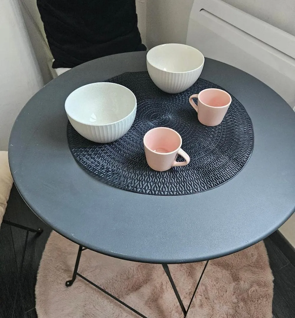 Chambre privée, sauna, calme, parking privé, cloturé adossé à la forêt, magnifique vue dominante sur la ville et les montagnes, piscine et jacuzzi partagés non privatifs en été Gap