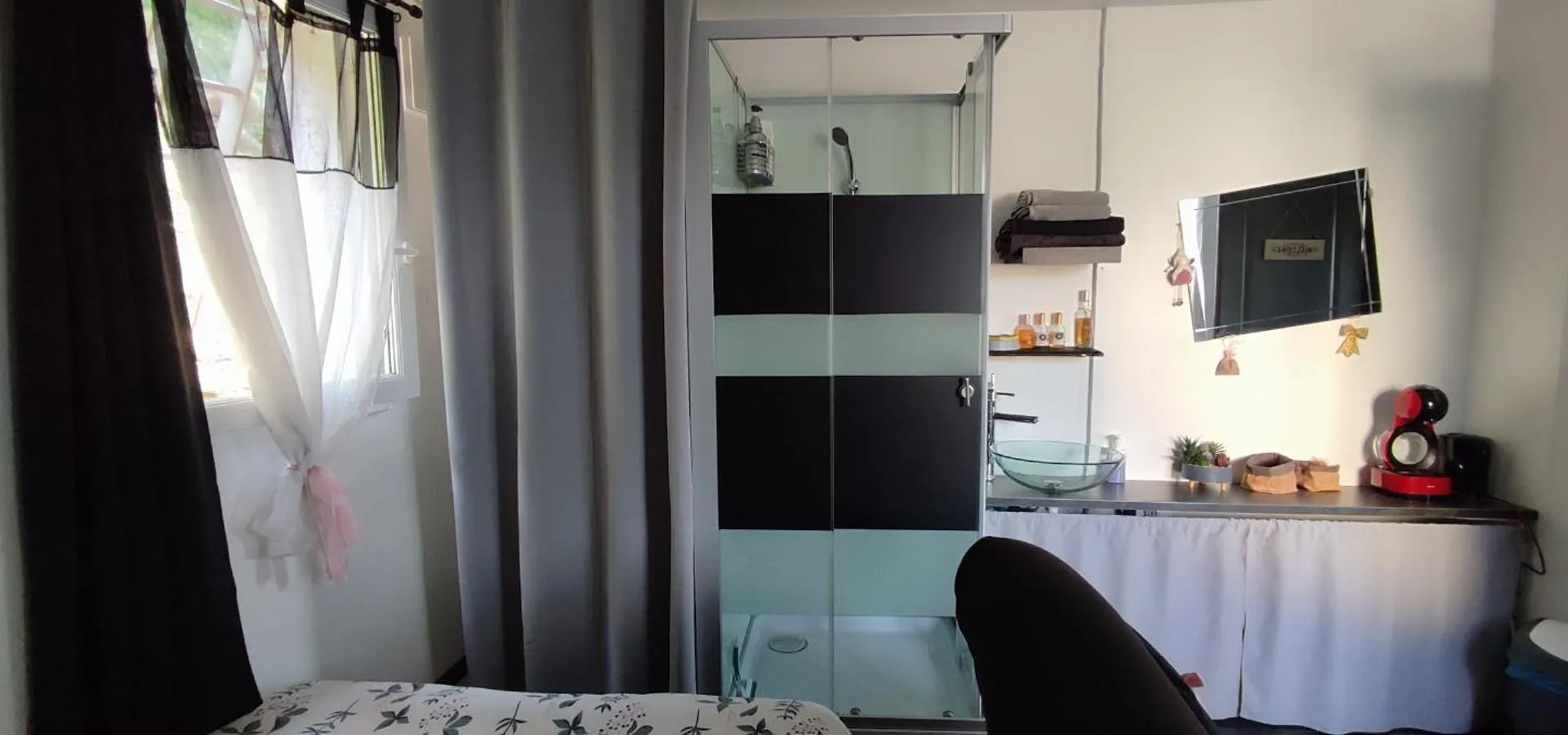 Appartement Chambre privée, sauna, calme, parking privé, cloturé adossé à la forêt, magnifique vue dominante sur la ville et les montagnes, piscine et jacuzzi partagés non privatifs en été Gap